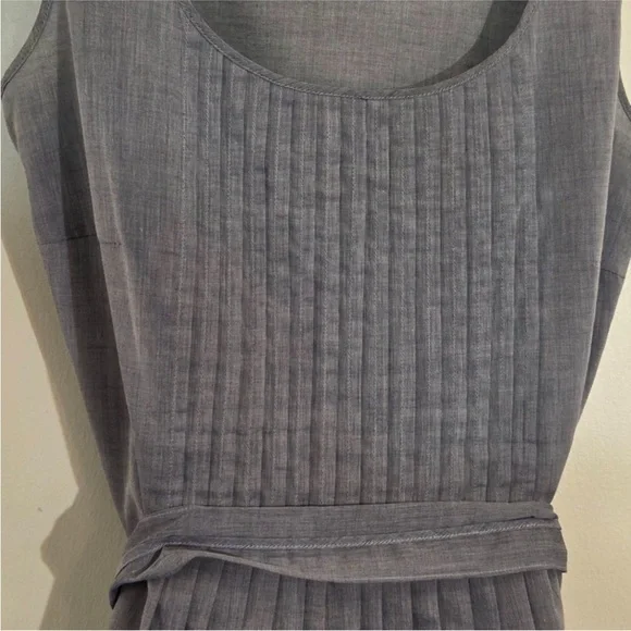 Gray Sleeveless Pleated Top - Picture 3 of 7